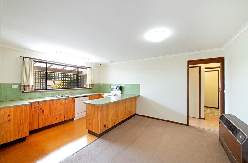 Photo - 6 Inglis Place, Latham ACT 2615 - Image 4