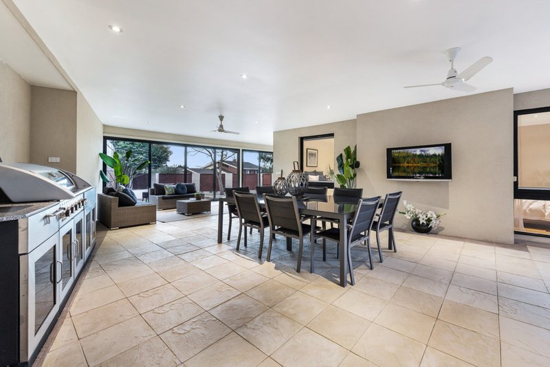 Photo - 6 Iverna Close, Mulgrave VIC 3170 - Image 3