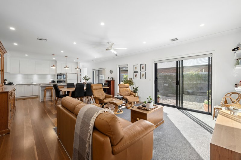 Photo - 6 Jones Court, Woodend VIC 3442 - Image 2