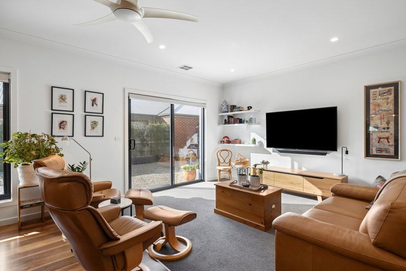 Photo - 6 Jones Court, Woodend VIC 3442 - Image 3