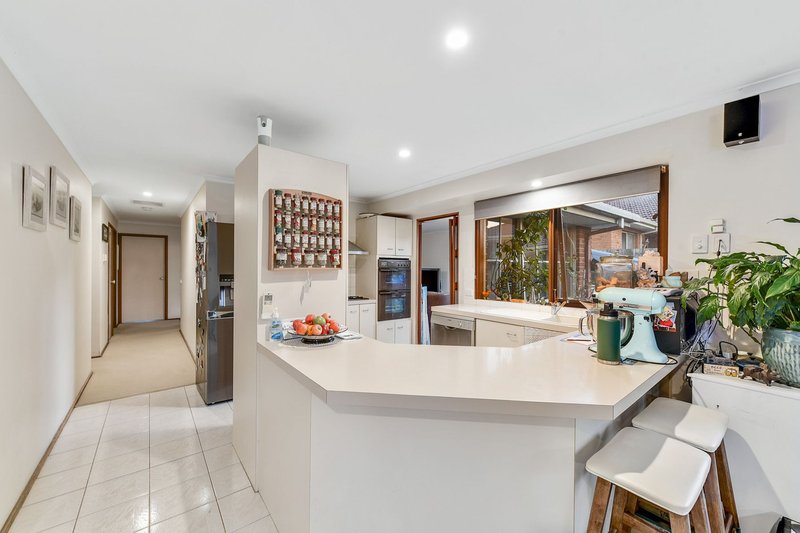 Photo - 6 Keaton Way, Aspendale Gardens VIC 3195 - Image 5