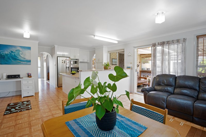 Photo - 6 Kekua Court, Banksia Beach QLD 4507 - Image 2