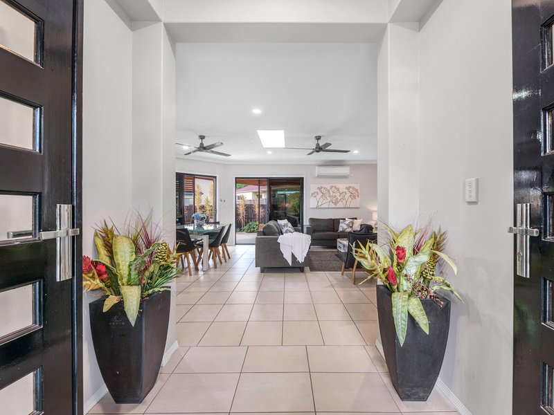 Photo - 6 Kettleton Close, Bridgeman Downs QLD 4035 - Image 2