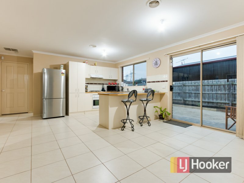 Photo - 6 Kismet Close, Cranbourne West VIC 3977 - Image 3