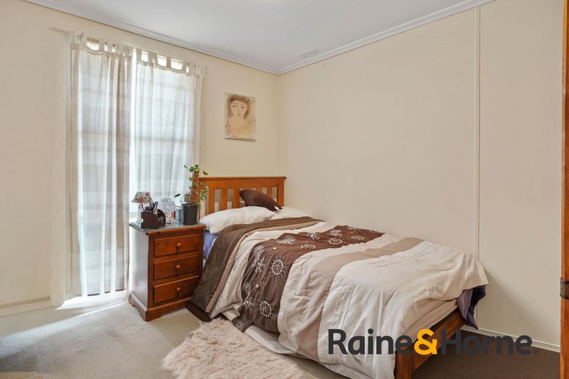Photo - 6 Kurt Place, Cranbourne VIC 3977 - Image 2