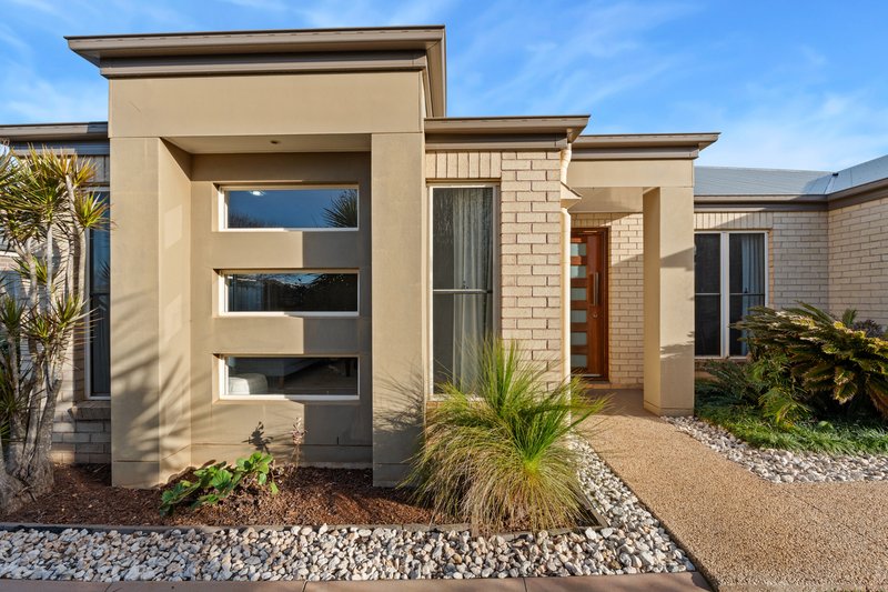 Photo - 6 Lanagan Court, Middle Ridge QLD 4350 - Image 1