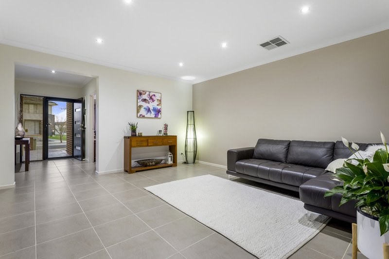 Photo - 6 Landmark Crescent, Manor Lakes VIC 3024 - Image 2