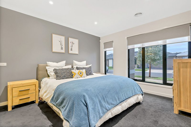 Photo - 6 Landor Way, Craigieburn VIC 3064 - Image 3