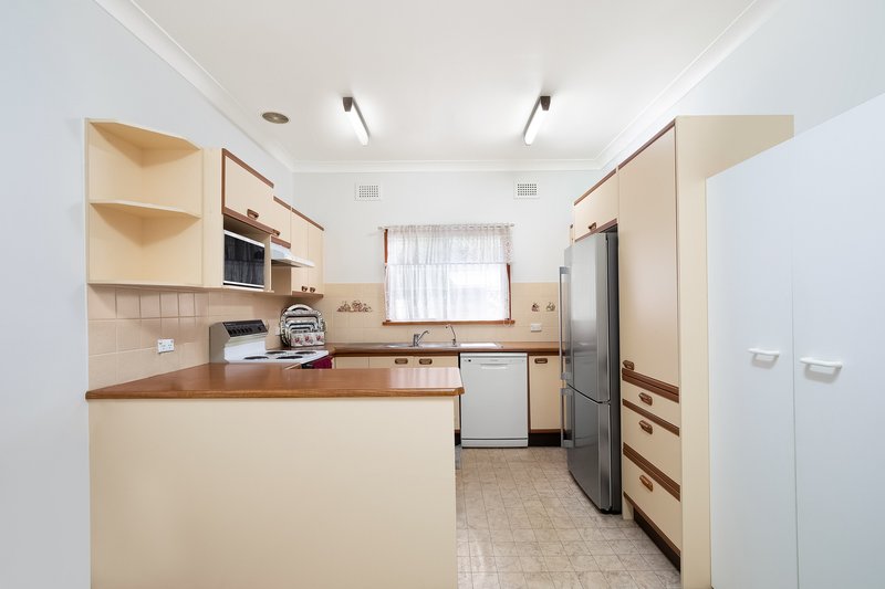 Photo - 6 Larien Crescent, Birrong NSW 2143 - Image 5