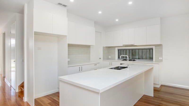 Photo - 6 Latimer Place, Gladstone Park VIC 3043 - Image 3