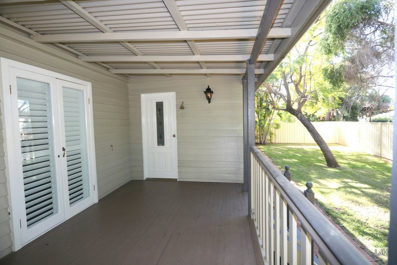 Photo - 6 Little St , Emerald QLD 4720 - Image 4