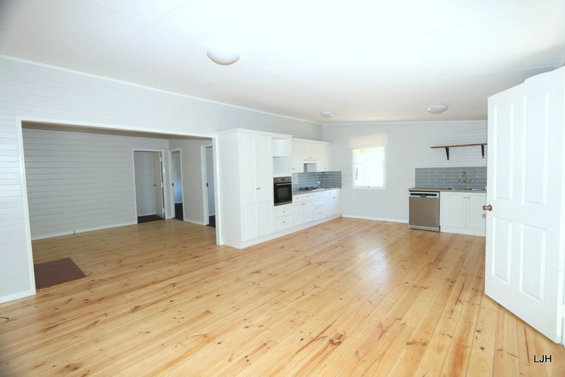 Photo - 6 Little St , Emerald QLD 4720 - Image 6