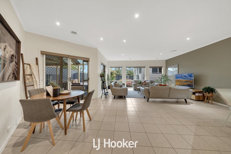 Photo - 6 Loders Way, Berwick VIC 3806 - Image 11