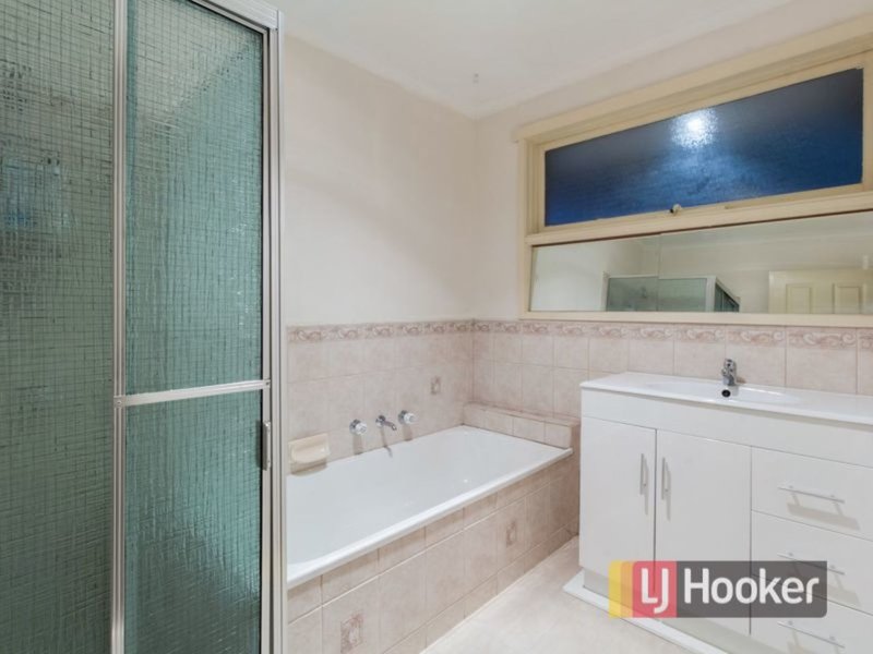 Photo - 6 Lonsdale Crescent, Cranbourne North VIC 3977 - Image 9