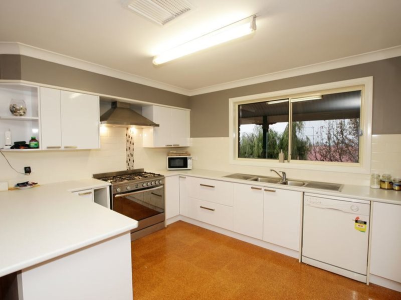 Photo - 6 Loru Place, Kooringal NSW 2650 - Image 2