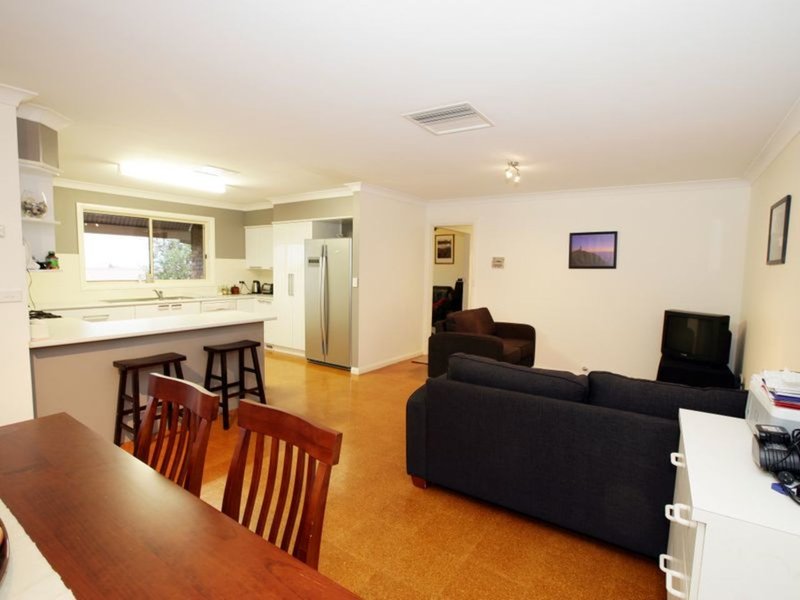 Photo - 6 Loru Place, Kooringal NSW 2650 - Image 3