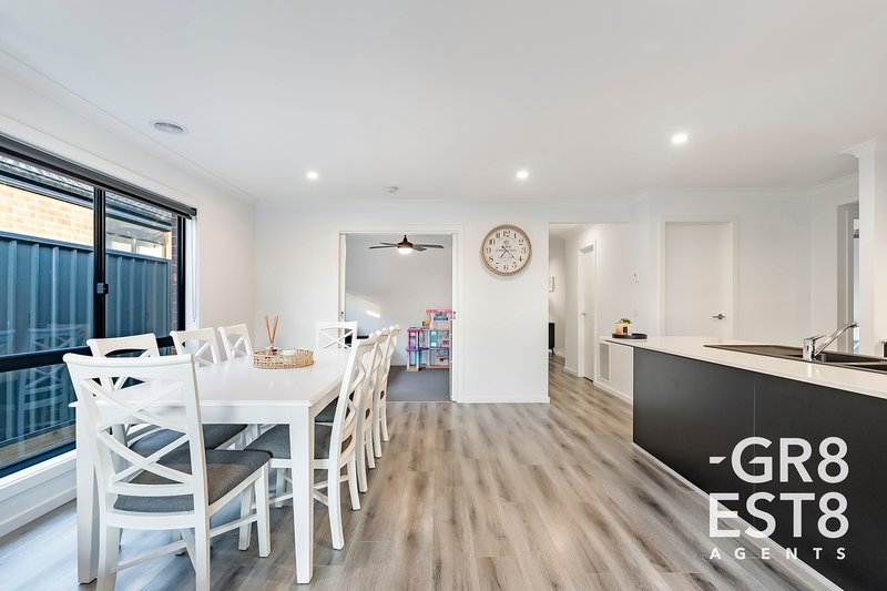 Photo - 6 Magenta Street, Clyde North VIC 3978 - Image 6