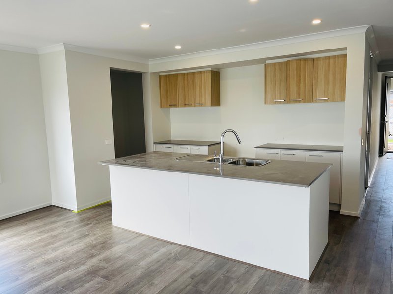 Photo - 6 Mainland Way, Werribee VIC 3030 - Image 3