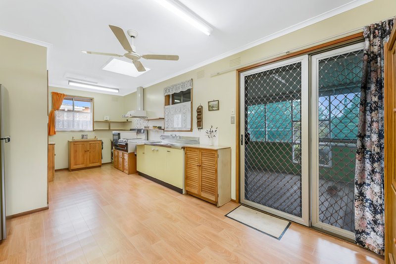 Photo - 6 Mangana Drive, Mulgrave VIC 3170 - Image 3