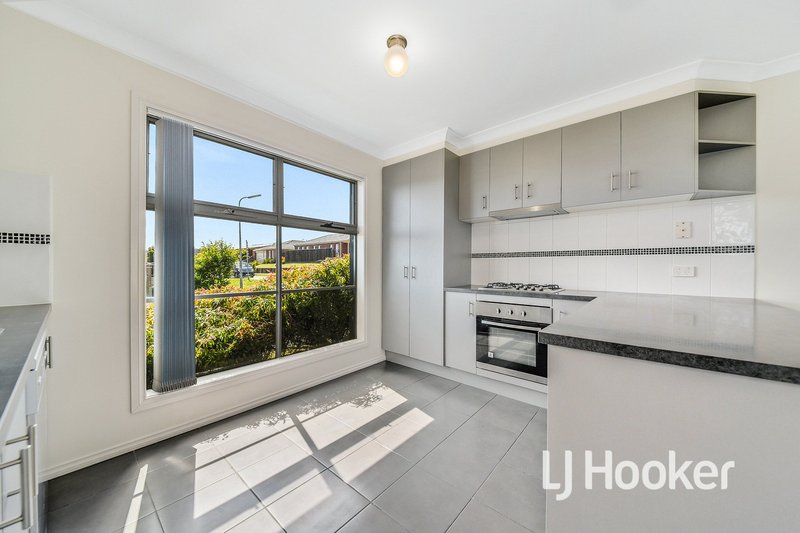 Photo - 6 Mcclenaghan Place, Pakenham VIC 3810 - Image 2