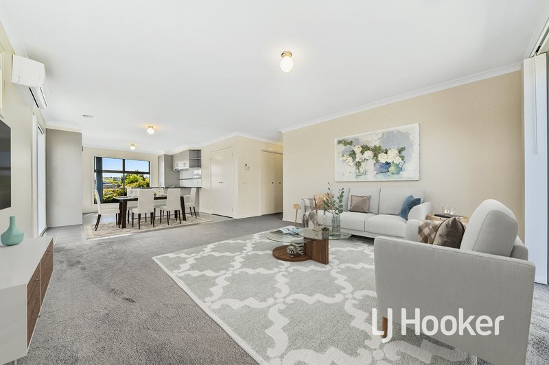 Photo - 6 Mcclenaghan Place, Pakenham VIC 3810 - Image 5