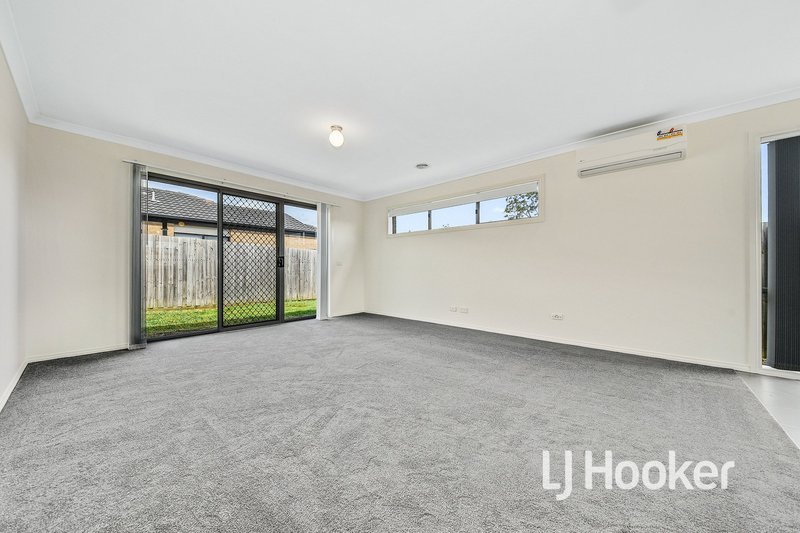 Photo - 6 Mcclenaghan Place, Pakenham VIC 3810 - Image 6