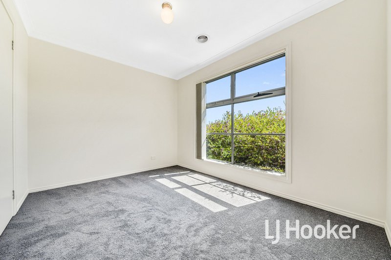 Photo - 6 Mcclenaghan Place, Pakenham VIC 3810 - Image 9