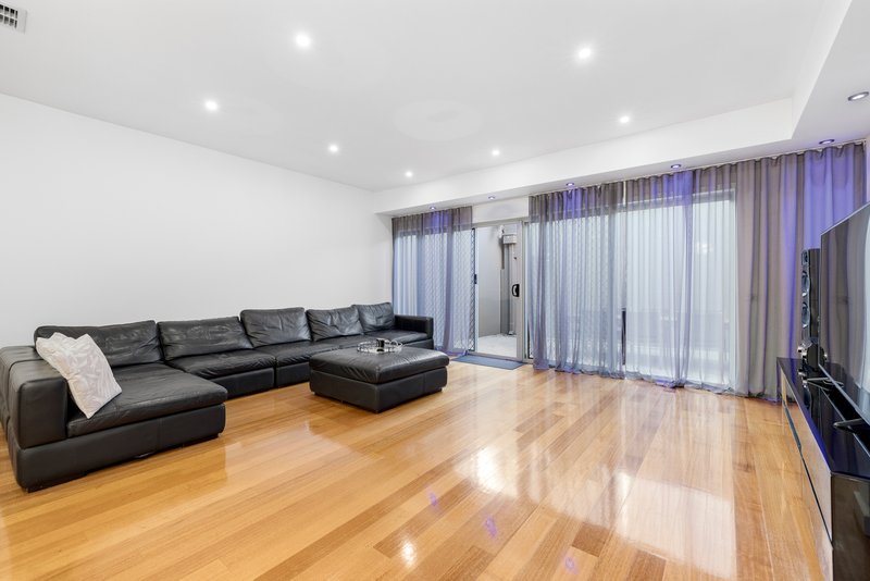 Photo - 6 Moyhu Terrace, Rowville VIC 3178 - Image 3