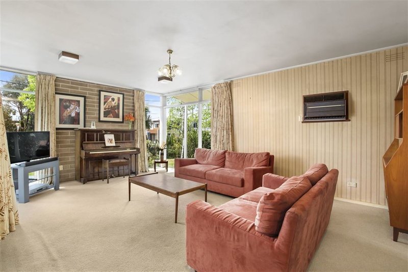 Photo - 6 Munro Avenue, Mount Waverley VIC 3149 - Image 3