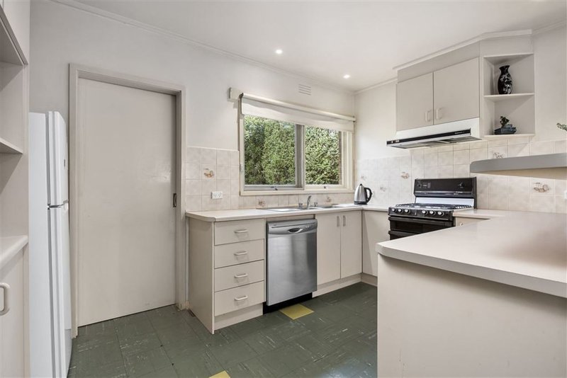 Photo - 6 Munro Avenue, Mount Waverley VIC 3149 - Image 6