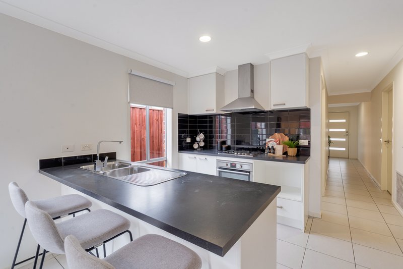 Photo - 6 Nebula Crescent, Mickleham VIC 3064 - Image 10