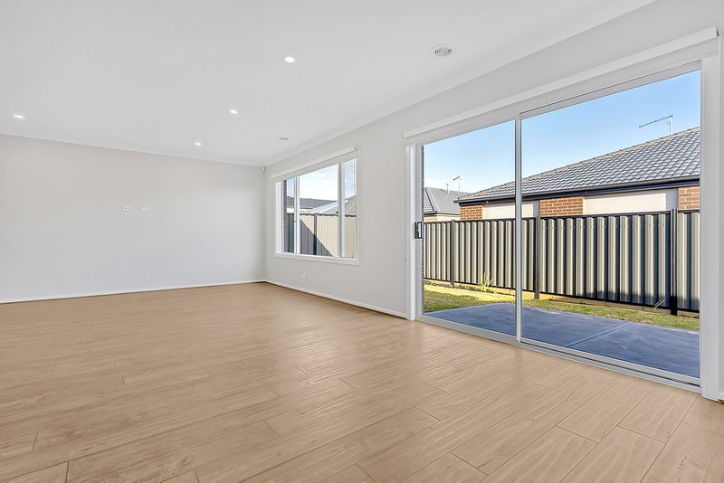 Photo - 6 Nesting Vista, Craigieburn VIC 3064 - Image 5