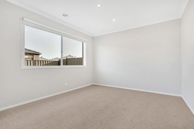 Photo - 6 Nesting Vista, Craigieburn VIC 3064 - Image 10