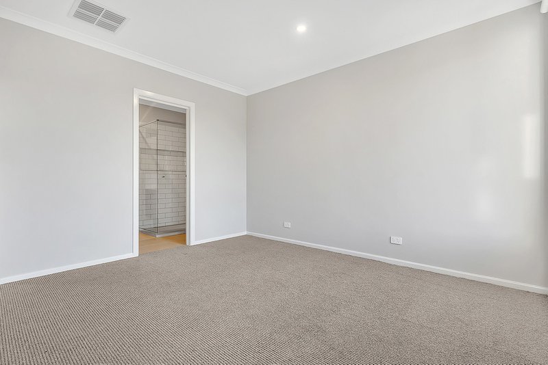 Photo - 6 Nesting Vista, Craigieburn VIC 3064 - Image 16