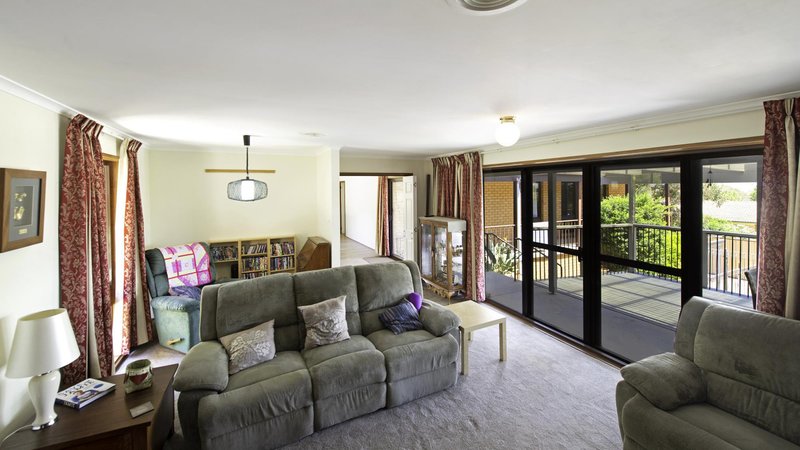 Photo - 6 North Place, Charnwood ACT 2615 - Image 11