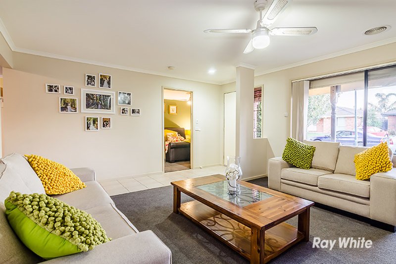 Photo - 6 Nyarrin Place, Cranbourne West VIC 3977 - Image 10