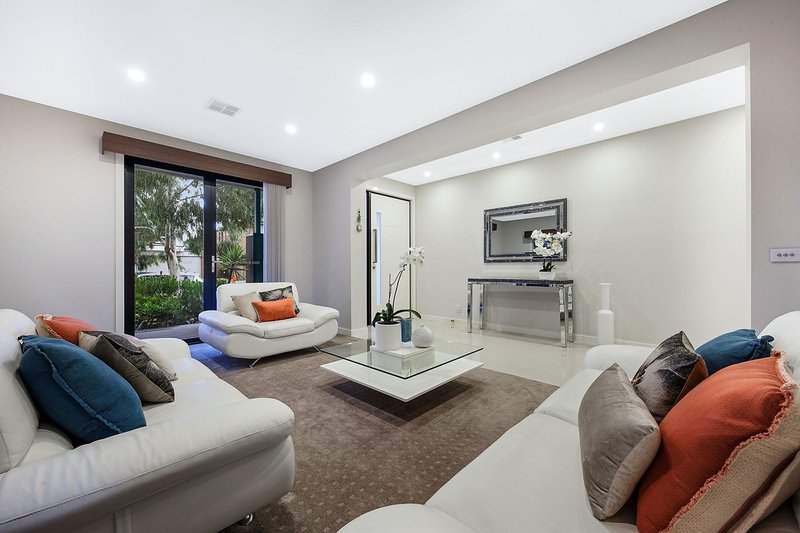 Photo - 6 Orlando Crescent, Keysborough VIC 3173 - Image 3