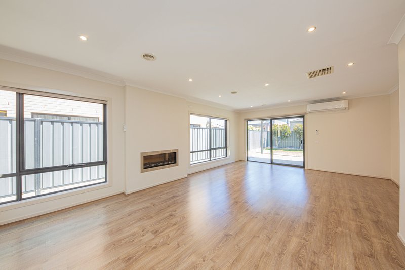 Photo - 6 Ottelia Street, Cranbourne North VIC 3977 - Image 2