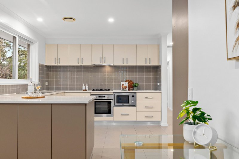 Photo - 6 Peeler Place, Gowrie ACT 2904 - Image 4