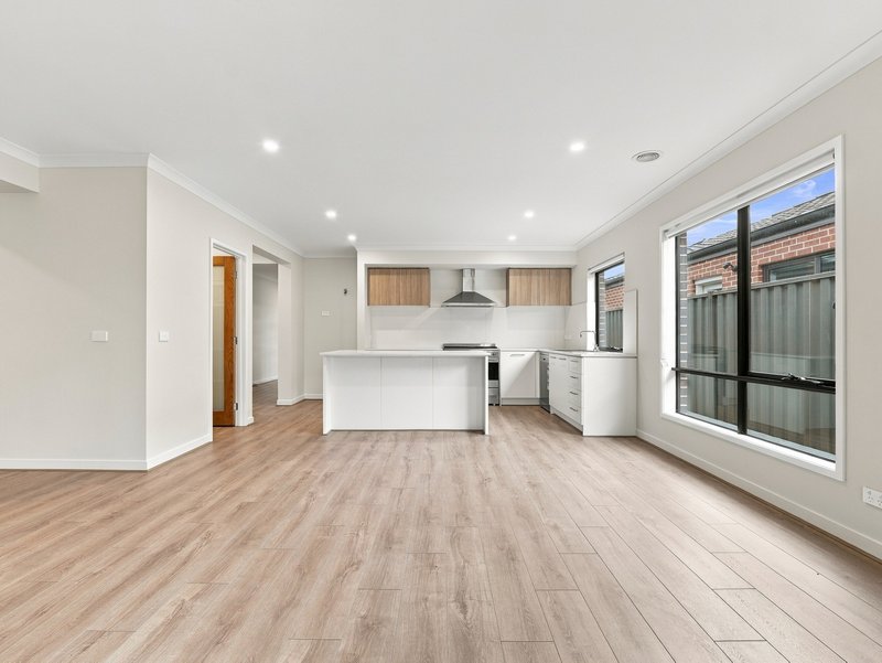 Photo - 6 Pepperidge Drive, Tarneit VIC 3029 - Image 2