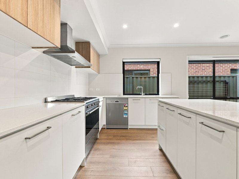Photo - 6 Pepperidge Drive, Tarneit VIC 3029 - Image 3