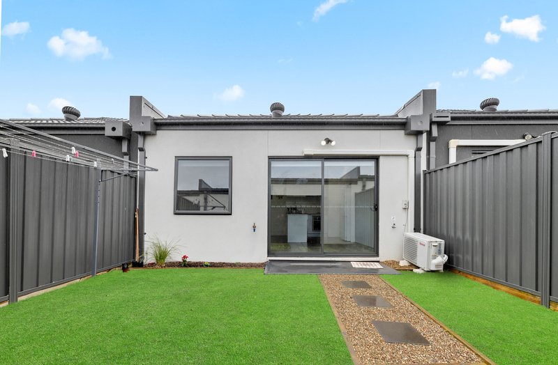 Photo - 6 Raffles Walk, Werribee VIC 3030 - Image 10