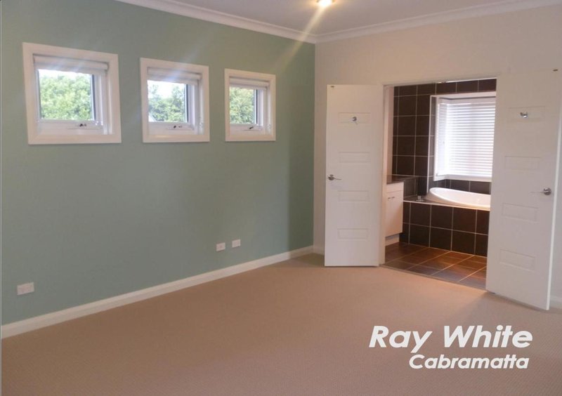 Photo - 6 Rainham Circuit, West Hoxton NSW 2171 - Image 14