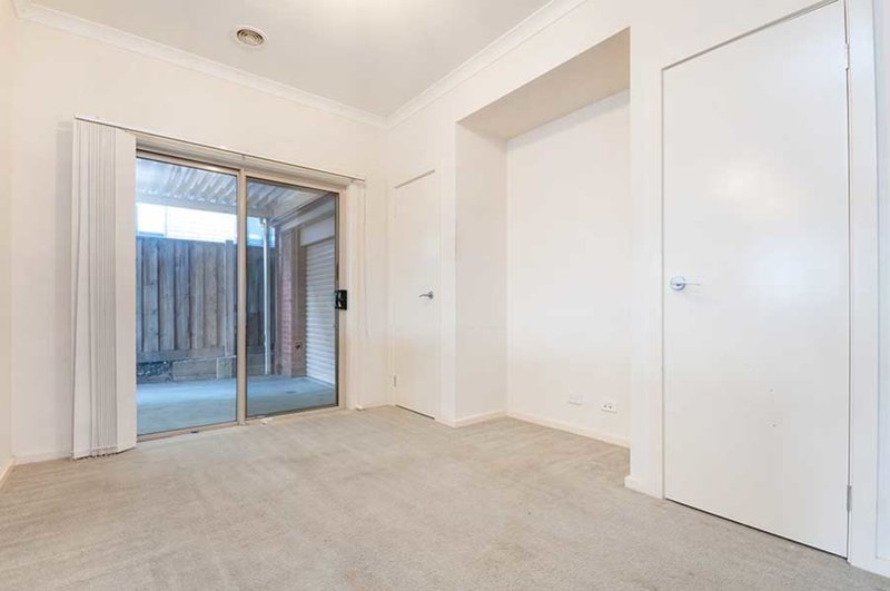 Photo - 6 Reay Drive, Craigieburn VIC 3064 - Image 4