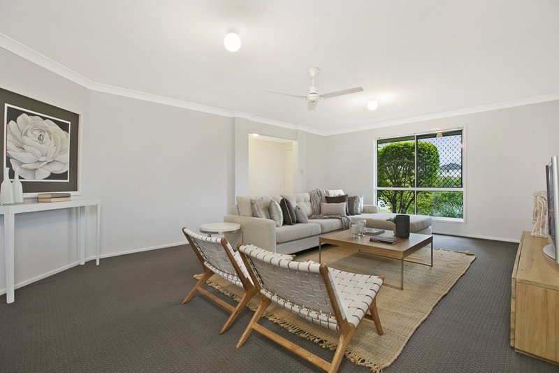 Photo - 6 Rene Ct , Wynnum West QLD 4178 - Image 2