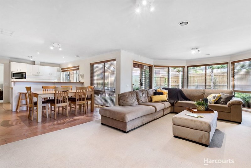 Photo - 6 Risdon Drive, Notting Hill VIC 3168 - Image 3