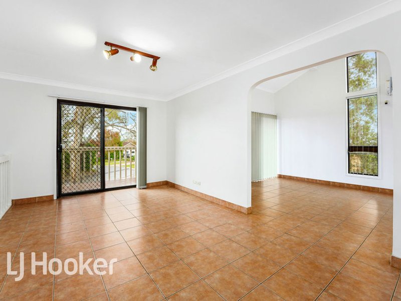 Photo - 6 Roebuck Place, Illawong NSW 2234 - Image 2