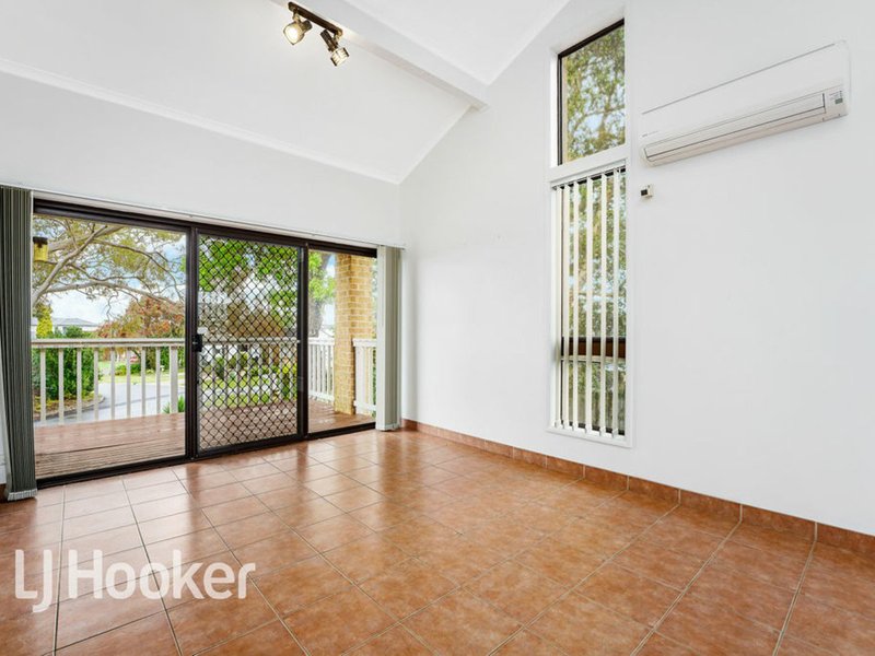 Photo - 6 Roebuck Place, Illawong NSW 2234 - Image 3