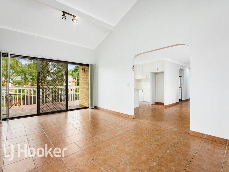 Photo - 6 Roebuck Place, Illawong NSW 2234 - Image 3