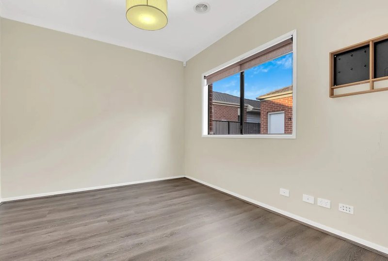 Photo - 6 Rosleigh Drive, Craigieburn VIC 3064 - Image 6